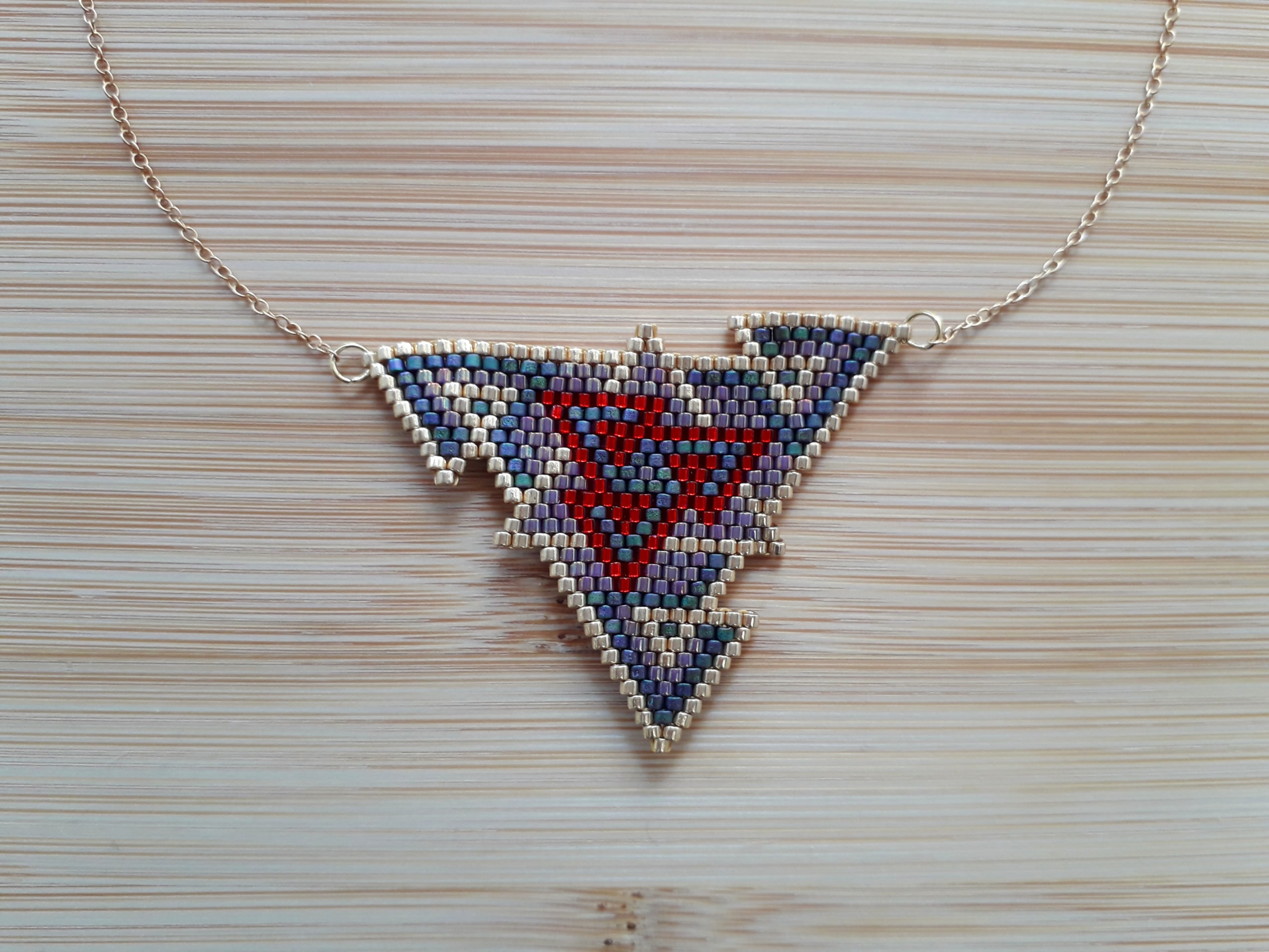 Ras le cou triangle rouge et or