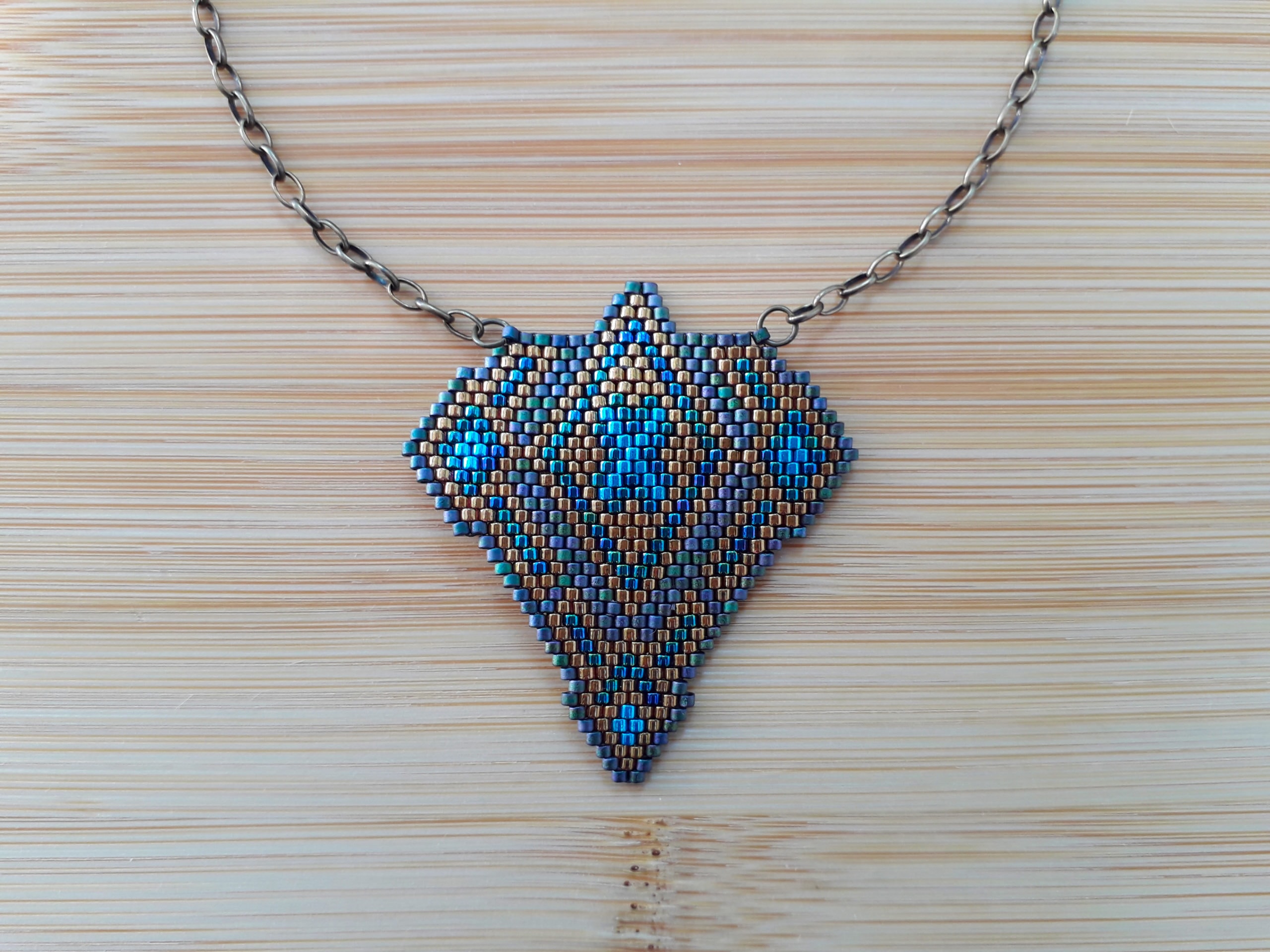 Collier amulette bronze et bleu