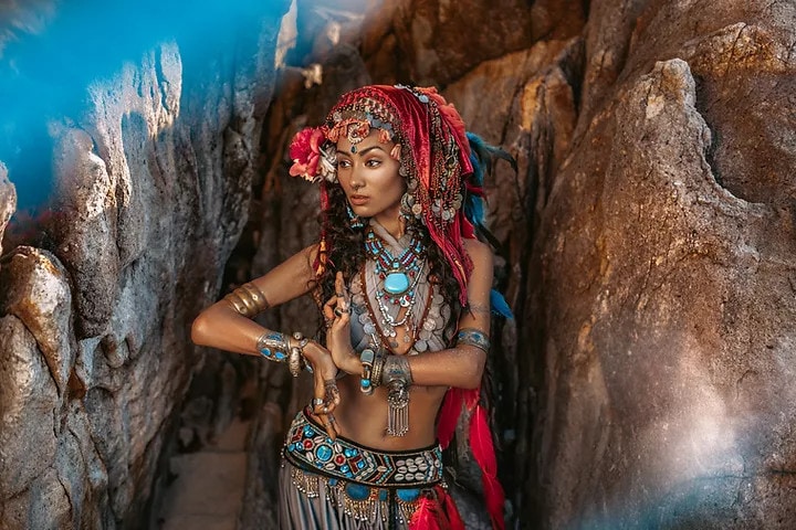 Danseuse tribale en costume oriental ornementé